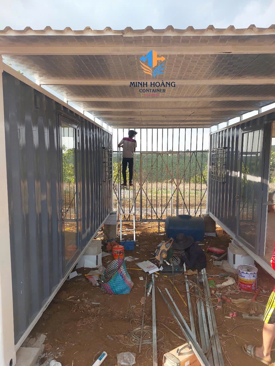 Hai văn phòng container 20 feet khung kính